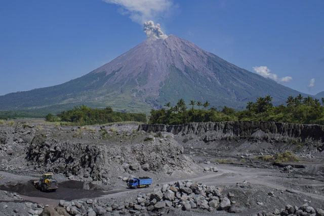 Asap vulkanis keluar dari kawah Gunung Semeru