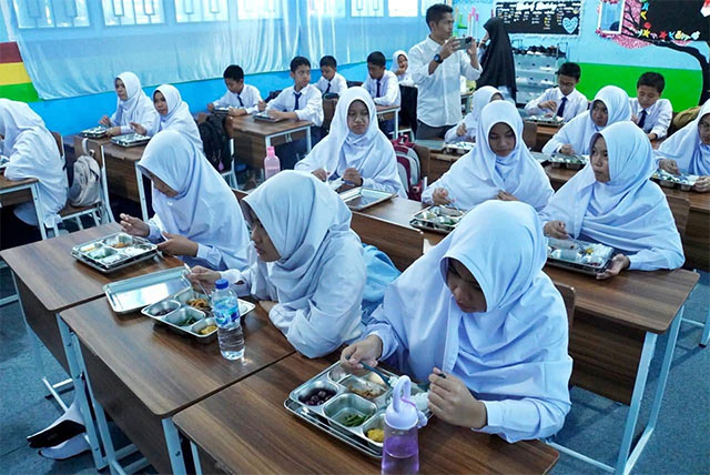Pelajar MTsN Padang Panjang ketika menikmati Makan Bergizi Graris (MBG).