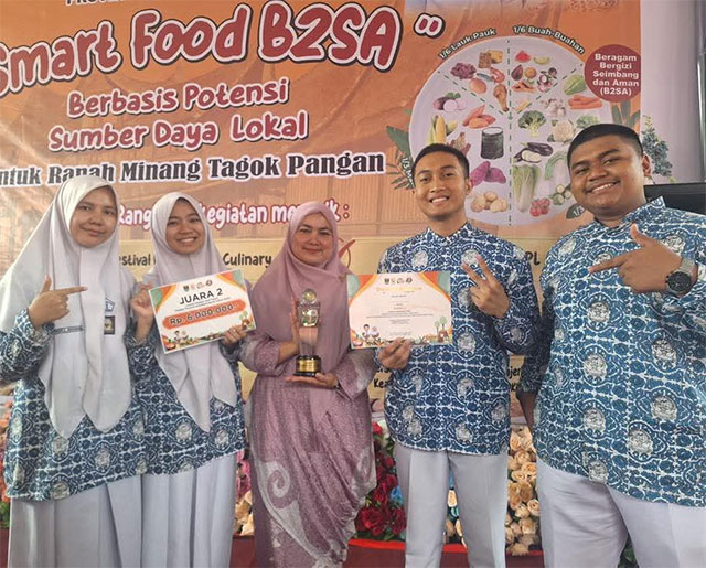Tim SMA 1 Padang Pajang yang meraih juara II tingkat Sumbar.