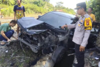 Mobil Toyota Avanza Veloz berwarna hitam dengan nomor polisi BG 1270 CP ringsek parah setelah tertabrak Kereta Api Babaranjang atau Batu Bara, Sabtu pagi (1/11/2025), sekitar pukul 07.00 WIB.. Foto : Dok Polres Prabumulih
