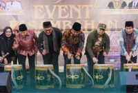 Menabuh tambur tanda dimulainya Festival Pasambahan Kato se-Pabasko ( Padang Panjang, Batipuah dan X Koto), Sumbar.