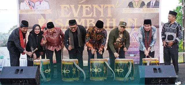 Menabuh tambur tanda dimulainya Festival Pasambahan Kato se-Pabasko ( Padang Panjang, Batipuah dan X Koto), Sumbar.