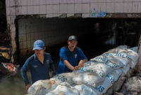 Gubernur DKI Jakarta, Pramono Anung meninjau wilayah Jati Padang, Jakarta Selatan yang terdampak tanggul jebol, Selasa (4/11/2025). Foto: Dok. Diskominfotik DKI Jakarta
