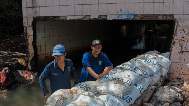 Gubernur DKI Jakarta, Pramono Anung meninjau wilayah Jati Padang, Jakarta Selatan yang terdampak tanggul jebol, Selasa (4/11/2025). Foto: Dok. Diskominfotik DKI Jakarta
