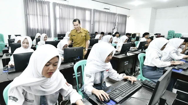 Sejumlah siswa mengikuti Tes Kemampuan Akademik (TKA). Foto: Kemendikdasmen
