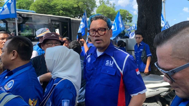 Uya Kuya datangi kantor KPU RI, Jalan Imam Bonjol, Jakarta mendaftarkan bacaleg pada Jumat (12/5/2023). Foto: Luthfi Humam/kumparan
