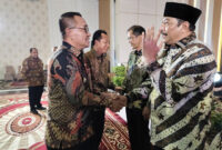 Walikota Sungai Penuh Alfin, SH berjabat tangan dan menyapa pejabat dalam acara pisah sambut Kepala Kejaksaan Tinggi Jambi di Aula Kejati Jambi