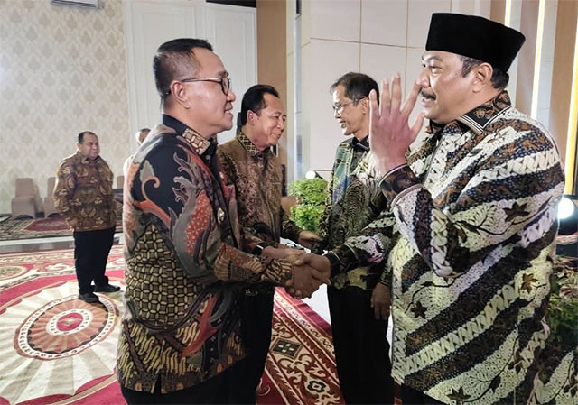 Walikota Sungai Penuh Alfin, SH berjabat tangan dan menyapa pejabat dalam acara pisah sambut Kepala Kejaksaan Tinggi Jambi di Aula Kejati Jambi