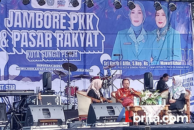 wakil walikota sungai penuh sebagai nara sumber talk show
foto. dok: albrita.com