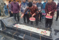 Walikota Sungai Penuh Alfin bersama jajaran pemerintah berziarah ke makam almarhum H. Fauzi Siin di Desa Talang Lindung pada peringatan HUT ke-17 Kota Sungai Penuh.
foto. dok: humas kota sungai penuh
