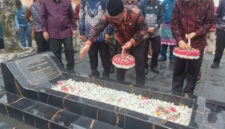 Walikota Sungai Penuh Alfin bersama jajaran pemerintah berziarah ke makam almarhum H. Fauzi Siin di Desa Talang Lindung pada peringatan HUT ke-17 Kota Sungai Penuh. 
foto. dok: humas kota sungai penuh