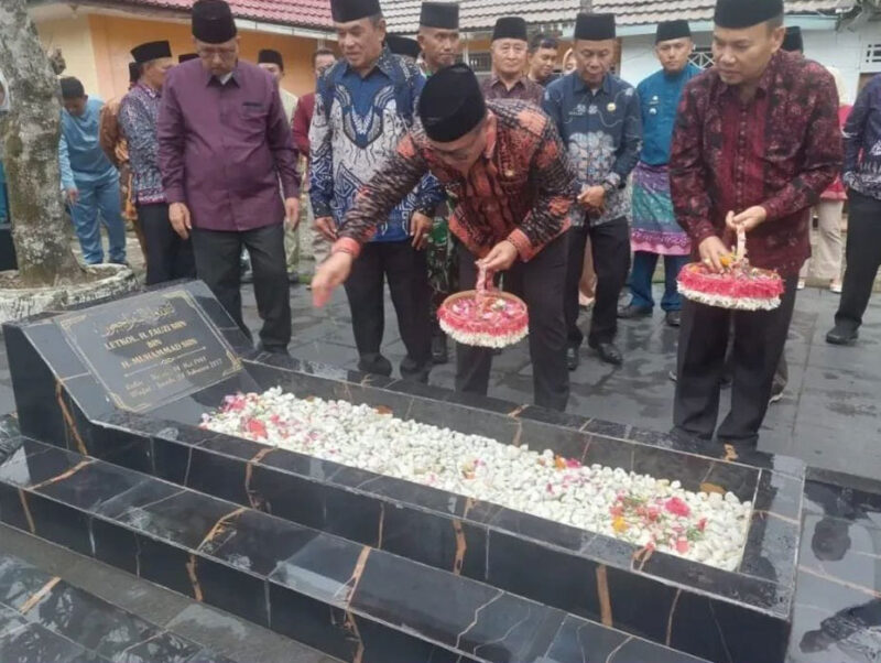 Walikota Sungai Penuh Alfin bersama jajaran pemerintah berziarah ke makam almarhum H. Fauzi Siin di Desa Talang Lindung pada peringatan HUT ke-17 Kota Sungai Penuh. 
foto. dok: humas kota sungai penuh