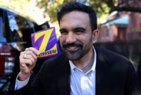 Calon Wali Kota New York City dari Partai Demokrat, Zohran Mamdani, berpose untuk foto, selama pemilihan Wali Kota New York City, di PS 20 The Clinton Hill School, di wilayah Brooklyn, New York City, AS, Selasa (4/11/2025). Foto: Kylie Cooper/REUTERS